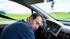 Nevyspalí řidiči jsou srovnatelná hrozba jako opilí, tvrdí studie