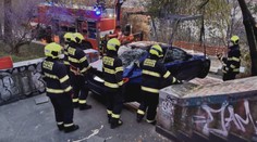 Projel Nuselák v protisměru, skončil na schodech. Policisté hledají svědky