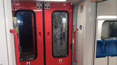 Agresivní "taťka" poničil vlak, policie vyhlásila pátrání. V kočárku měl miminko
