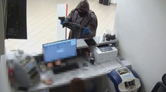 Videa k přepadení i pátrání po svědkyni. Policie hledá bankovního lupiče