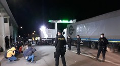 Na dálnici D2 policisté zadrželi kamion, v návěsu našli desítky lidí!