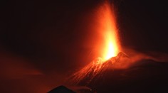 Etna ožila, vzduchem létalo kamení! Zranilo turisty i novináře