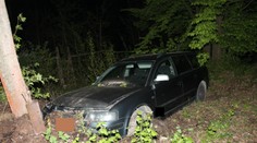 Opilá žena vylétla s autem ze silnice, zraněné dítě skončilo v nemocnici
