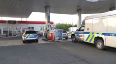 Muž s pistolí přepadl benzinku, je na útěku! Prodavač se zhroutil