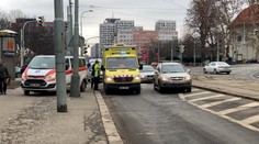 Auto v Praze srazilo dvě dívky, kolem zrovna jela sanitka