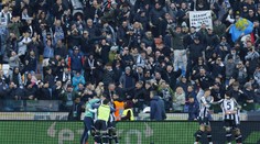 Šok v Itálii. Vlak s fanoušky Benátek napadli příznivci Udine, zranili několik lidí