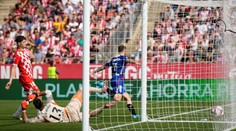 V Gironě se kopaly tři penalty, Krejčí se raduje z výhry. Barca přejela Alavés