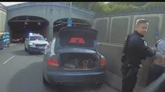 Opilý řidič v Praze ujížděl policistům. V autě vezl dítě a naboural