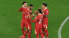 Liverpool a Arsenal jdou po jasných výhrách dál. Za Gunners dal góly megatalent
