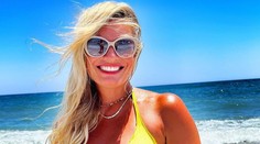 Lucie Borhyová si užívá léto plnými doušky. Ukázala odvážnou fotku z pláže
