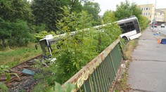 Řidiči, který měl způsobit nehodu autobusu ve Varech, hrozí vězení. Byl opilý