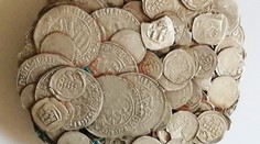 Myslel, že bagruje parkoviště, našel ale kučeřský poklad. Nyní dostal i odměnu