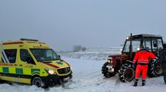 Sanitka spěchala k pacientovi, pak ale zapadla ve sněhu. Vytáhnul ji až traktor