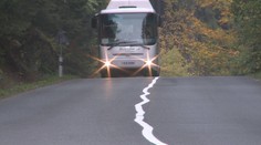 To jste ještě neviděli. Takhle malují silniční značení na Semilsku