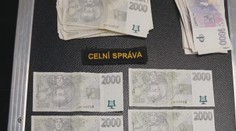 Senior poslal podvodníkům půl milionu. Úplnou náhodou získal peníze zpět