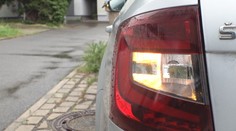 Brzdová světla čeká revoluce. Auta začnou při prudkém brzdění blikat