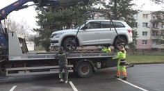 Ve městech začalo čištění ulic. Spolu s ním razantně přibývá odtažených aut