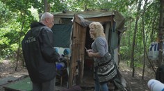 Bezdomovcům hrozí nebezpečí kvůli požárům. Strážníci radí i pokutují