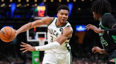 Šampion NBA uspěl v prvním čtvrtfinále, Antetokounmpo zapsal triple double