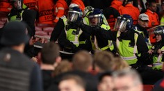 Vzduchem létaly světlice i sedačky. Řádění fandů Eindhovenu vyšetřuje UEFA