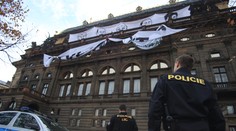 Střechu Národního divadla obsadili aktivisté! Poškodí národní památku?
