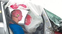 Video: Řidič přežije, spolujezdec ne. Hlavně že auta splní crashtesty...