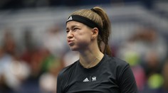 Martincové i Krejčíkové se soupeřky zranily. Muchová padla s kvalifikantkou