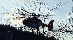 Muži při práci na zahradě propíchla větev břicho. Letěl pro něj vrtulník