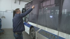 Střelba na autobus! Pachatel zasáhl dvě okna, uvnitř bylo 13 lidí