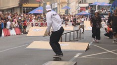 Skateboardoví mistři v akci: Náročné závody byly plné pádů a překážek