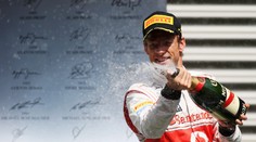 Button předvedl krasojízdu! Start ve Spa přinesl hromadnou nehodu
