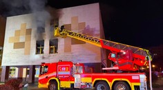 V Ostravě hoří supermarket. Při zásahu se zranil hasič