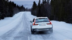 Máte letní pneumatiky a sněží? Poradíme vám, jak bezpečně dojet