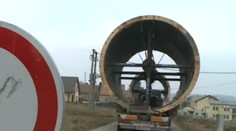 Silnici v obci blokuje obří náklad, do pohybu se dá až v lednu