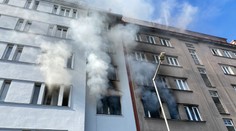 V Praze vybuchl byt! Dva lidé se popálili, jeden muž zemřel