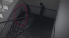 Šokující video: Dva studenty napadl na schodišti duch!