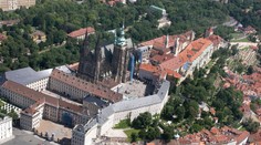 Pražský hrad se "opevnil", turisté stojí v dlouhých frontách