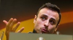 Známého fotbalistu štvou novináři. Udělal rozhovor sám se sebou!