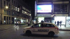 Opilý cizinec narazil tramvaje. Jako by si hrál na spidermana, popsal řidič