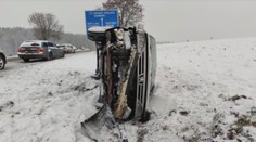 Česko zasypal sníh. Počasí komplikuje dopravu, na horách hrozí laviny