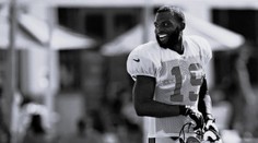 Na hlavu mu spadl ocelový trám. Bývalý hráč NFL zemřel na následky nehody