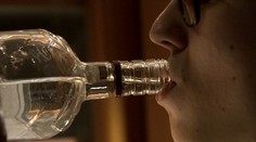 Lockdown žene Čechy k alkoholu, domácích "mejdanů" rychle přibývá