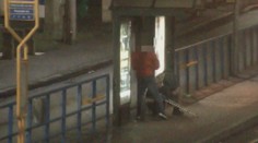 Zloději si vyhlédli seniora o berlích. Okradli jej přímo před kamerou