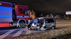 VIDEO: Děsivá noční nehoda v Praze. Mladík naboural do kropicího vozu