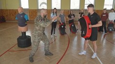 Školy zavádí do výuky branné prvky. Vojáci připravují děti na krizové situace