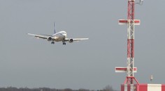 Dlouhé fronty, chaos a zrušené lety. Letecká doprava čelí obrovské krizi