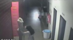 SEX V OBCHODĚ: Muže přistihli při souloži s manekýnkou! VIDEO