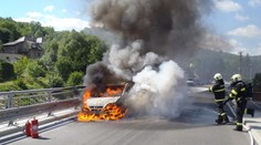 Z auta šlehaly plameny! Řidička utekla na poslední chvíli! FOTKY