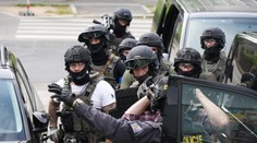 Drama v Braníku. Policie se po hodinách dostala k ženě, kterou muž držel násilím v bytě