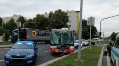 Srážka autobusu a kamionu v Praze: Zranili se řidiči i cestující!